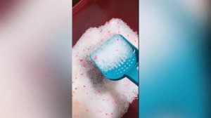 Что делать, если кошка постоянно разбрасывает наполнитель?