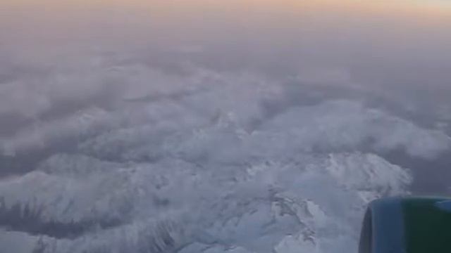 Горы Пиринеи из окна самолета смотреть онлайн