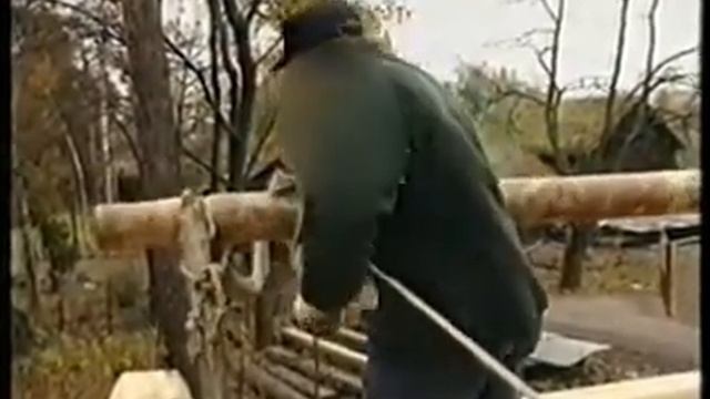 затягиваем брёвна лебёдкой из тонкомерных брёвен и верёвкой по лежням. смотреть онлайн