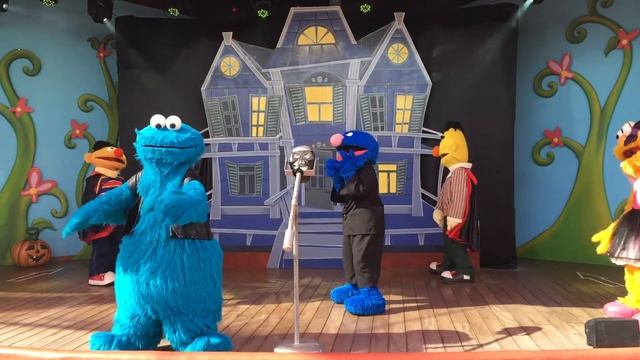Cookie Monster sings and dances — PortAventura 2017 — Halloween / Коржик из Улицы Сезам смотреть онлайн