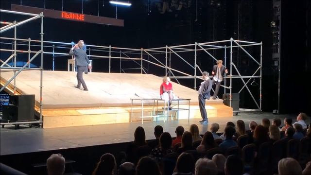 1 мая. Что надеть в театр? Кроссовки захватили театральный мир. смотреть онлайн