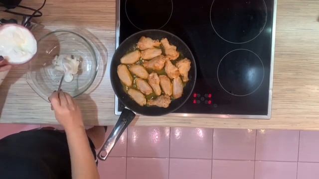 КАК ПРИГОТОВИТЬ КУРИНЫЕ КРЫЛЫШКИ В СОУСЕ БАФФАЛО: вкусный рецепт смотреть онлайн