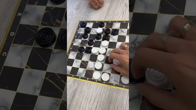 Как играть в УГОЛКИ ШАШКИ смотреть онлайн