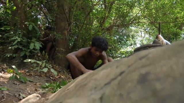 Survival in the rainforest - Cooking fish on a rock смотреть онлайн