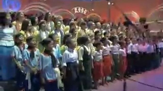 Enrique Iglesias & Luciano Pavarotti - Cielito Lindo смотреть онлайн