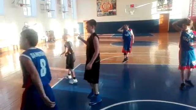 Победный бросок с центра площадки в детском баскетболе (Томск) смотреть онлайн