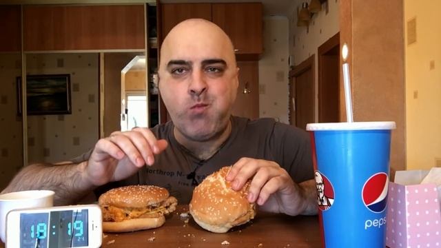 УЛЬТРА ВЫЗОВ!!! ПЯТЬ ОСТРЫХ ДАБЛ-ШЕФБУРГРОВ из KFC за 30 мин!!! Жру.ру#143. смотреть онлайн