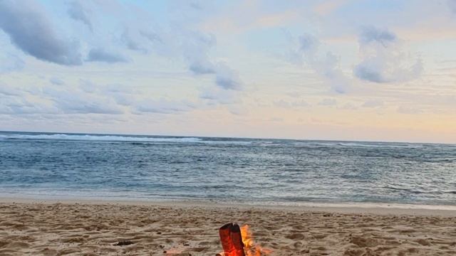 ШУМ МОРЯ И ЗВУКИ КОСТРА НА ПЛЯЖЕ БАЛИ | РЕЛАКС ВИДЕО 4K 60fps смотреть онлайн