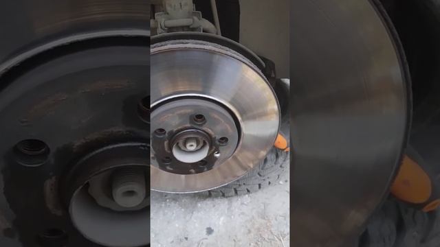 Самый простой способ снятия прикипевшего тормозного диска. смотреть онлайн