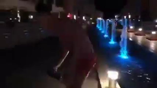 Фонтан в центре Ставрополе превратили в водные горки смотреть онлайн