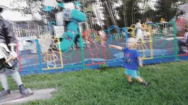 Саша и Ляля едут на гироскуторе на детскую площадку. смотреть онлайн