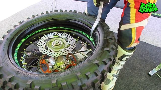 Tutorial Cómo Cambiar un Neumático con Lorenzo Santolino - SPANISH Rabaconda Tire Change Tutorial смотреть онлайн