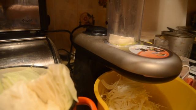 Шинковка капусты в мультирезке Moulinex DJ905 Fresh Express Cube смотреть онлайн