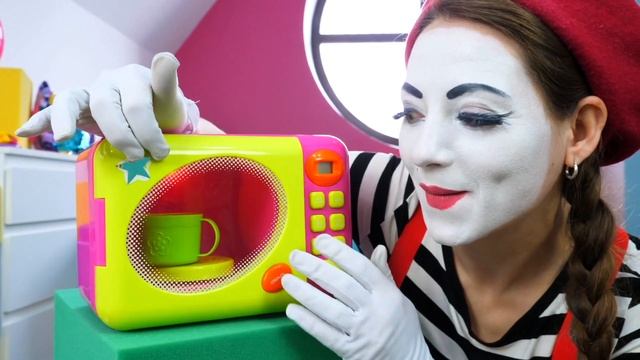 Видео игры Как Мама - Чем накормить куклу БЕБИ БОН - Смешные видео для девочек с Baby Born смотреть онлайн