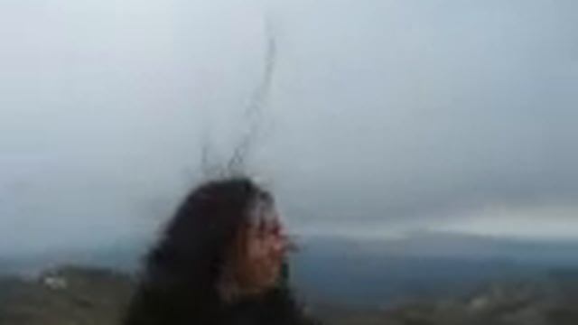 Изолятор молнии во всем мире. Электричество молнии распространяется по поверхности каменного угля. смотреть онлайн