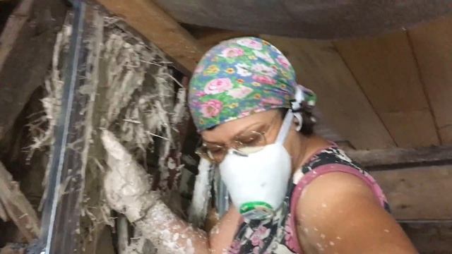 Стены деревянного каркасного дома обмазываются глиняной смесью. смотреть онлайн