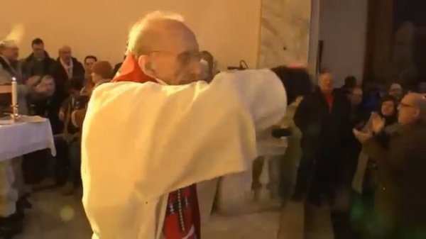 Italian priest sings antifascist resistance song "Bella Ciao"