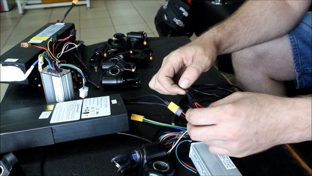 Как установить, подключить вольтметр с замком зажигания на электросамокат