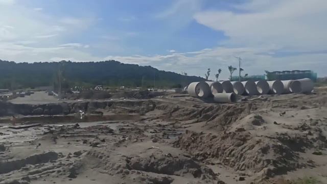 Трубы бетонные большого диаметра, два экскаватора и щебень