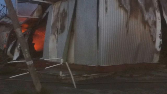 Пожар на Покровском рынке "Автозапчасти" смотреть онлайн