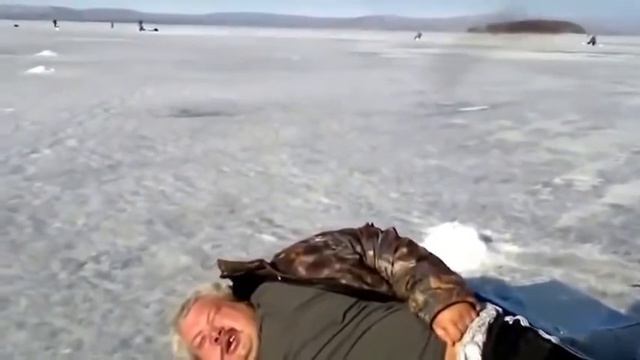 Батя на Зимней рыбалки, сома выбрасило на лёд!! Ржач! Смотреть всем!! смотреть онлайн