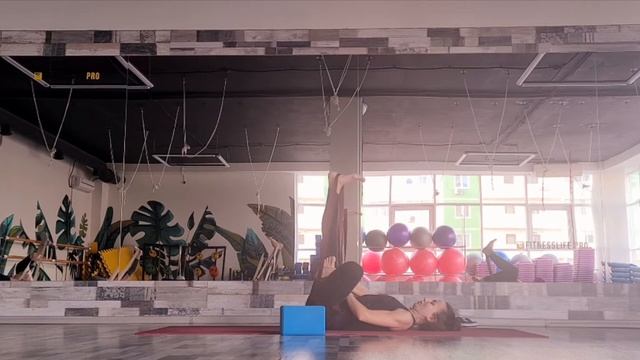 Yoga practice Работа с ремнём в асанах для выравнивания таза #йогапрактика смотреть онлайн