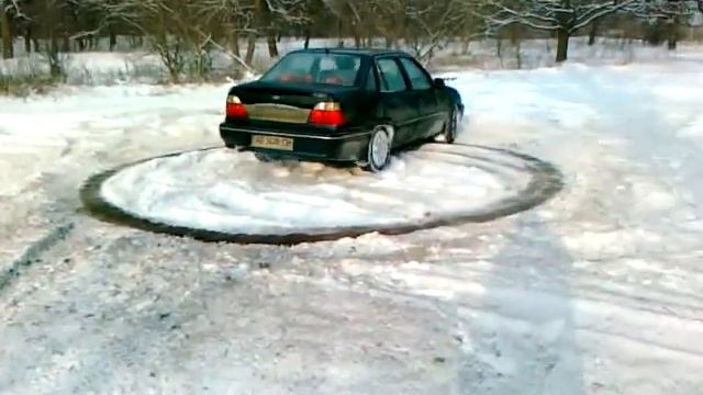 Daewoo Nexia рисуем круг на снегу)) смотреть онлайн