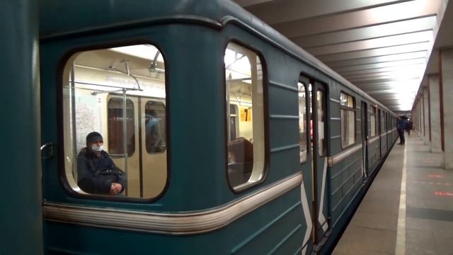 "Необычный звук БПСН!" Электропоезд 81-717/714.5 "Номерной" №45 на станции метро Тёплый Стан смотреть онлайн