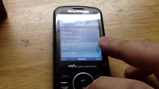 A look at Sony Ericsson Spiro W100i смотреть онлайн