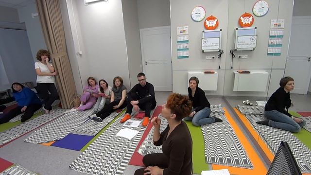 Гордый взгляд, разгибание головы и шеи через уравновешивание тонуса в ногах и растяжение мышц бедер смотреть онлайн