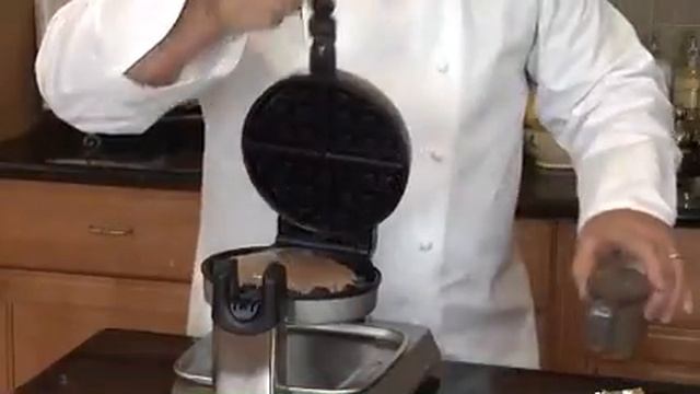 Waring Pro Professional Belgian Waffle Maker - WMK300A смотреть онлайн