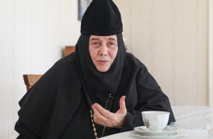 Помогать и о монашеском делании не забывать