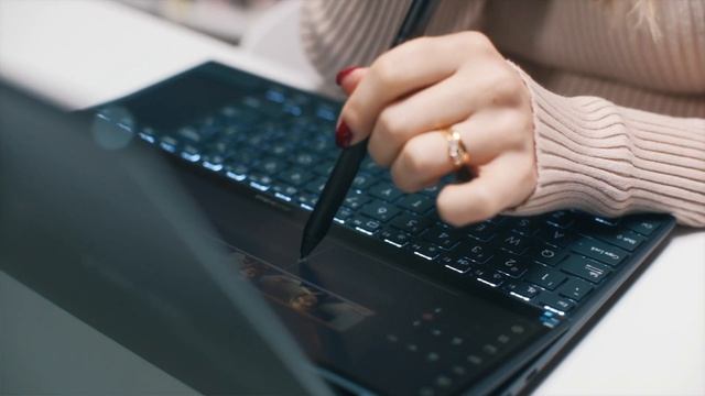 ASUS ZenBook Duo 14 x Alice Trewinnard смотреть онлайн