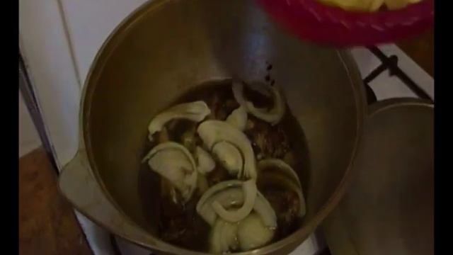 Свинные рёбра в казане смотреть онлайн