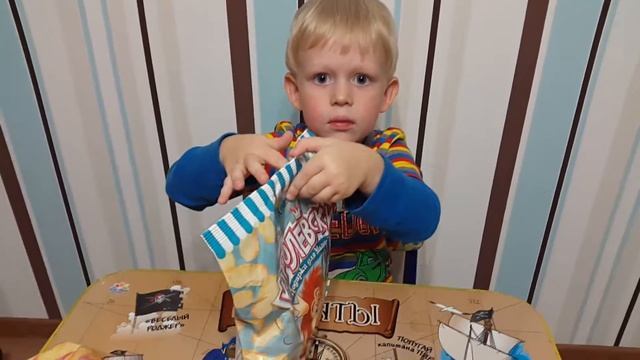Открываем кукурузные палочки c сюрпризом. королевские. We open corn sticks with surprises смотреть онлайн