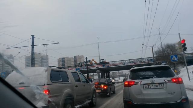Автобус чуть не слетел с моста Барнаул смотреть онлайн