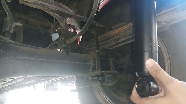 Nissan Frontier d22 4X4 rear shock replacement after 21 years смотреть онлайн