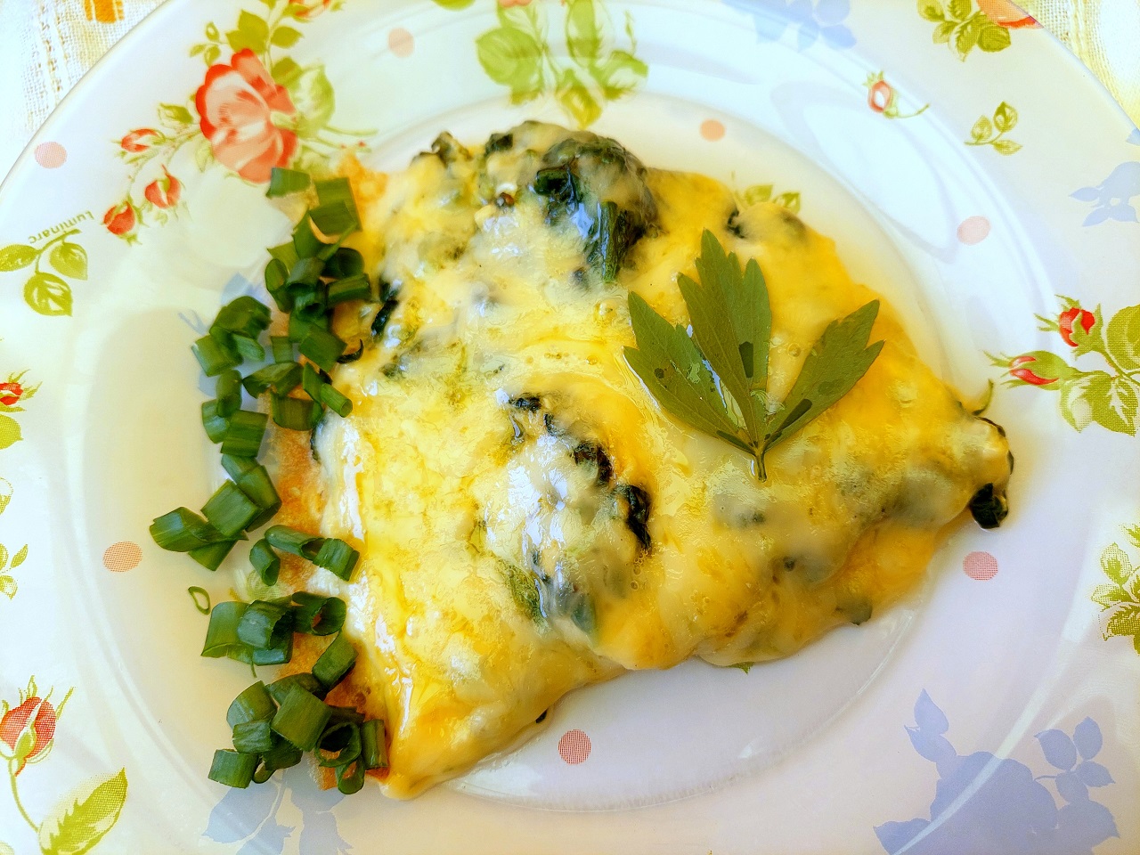 Шпинат с сыром и яйцом. Прекрасный завтрак за считанные минуты.