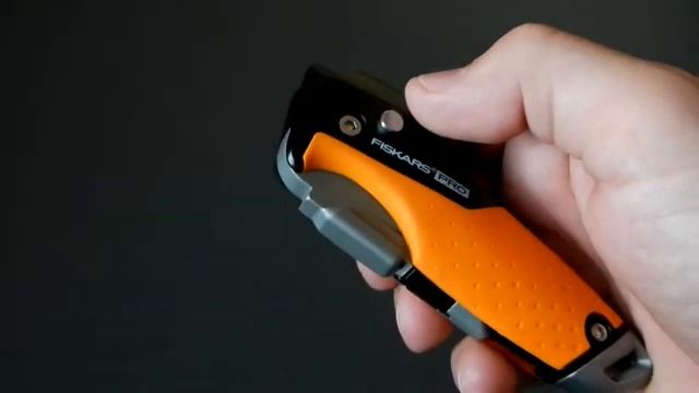 Fiskars PRO Folding Utility Knife item 770030-1001 смотреть онлайн