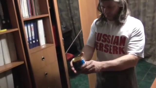 КТО руки эспандером мощно качает, тот банки сгущёнки шутя разрывает - RUSSIAN BERSERK смотреть онлайн