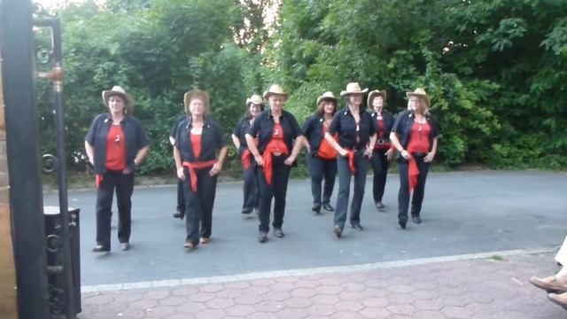 Linedancing demonstration at the Texas steakhouse (Euro Tour 2013) смотреть онлайн