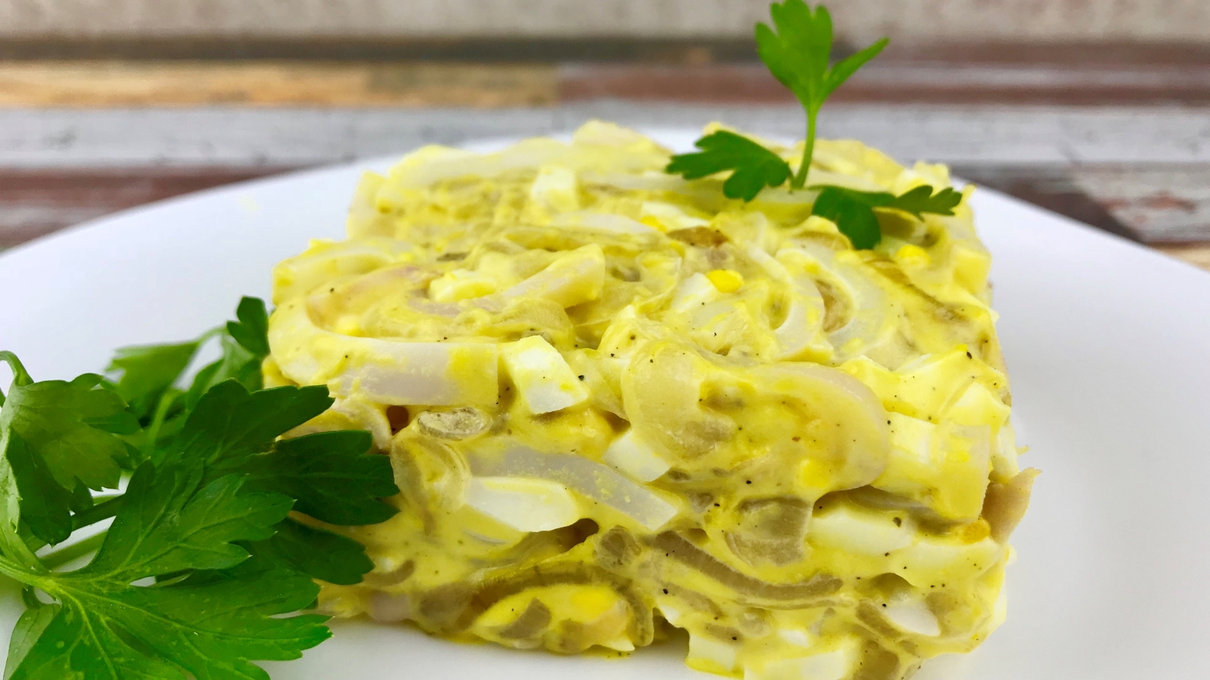 Вкусный салат с кальмарами . Как правильно варить кальмары. Секрет .mp4 смотреть онлайн