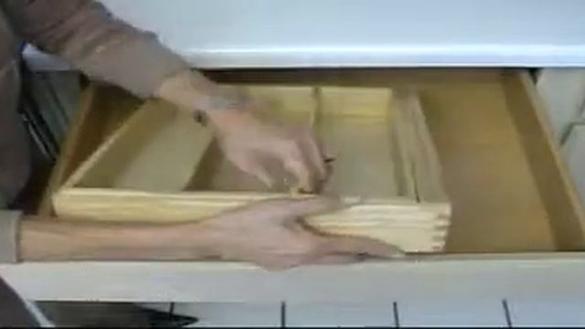 An Expandable Natural Hardwood Cutlery Drawer Organizer смотреть онлайн