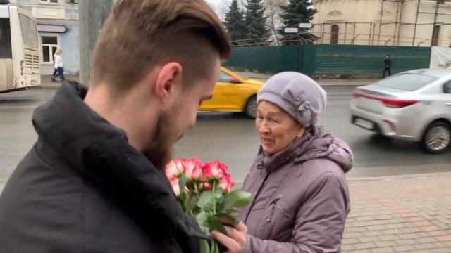 Дарим РОЗЫ прохожим на 8 Марта смотреть онлайн