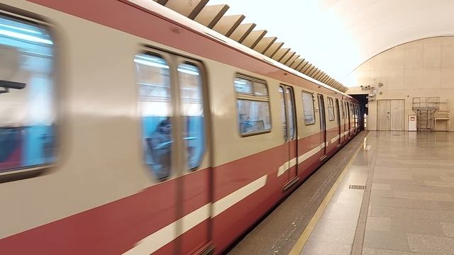 Прибытие метропоезда на станцию Политехническая, Санкт-Петербург