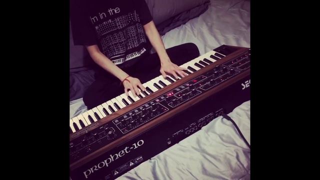 Synthpop Bed Covers with the Prophet-10 смотреть онлайн