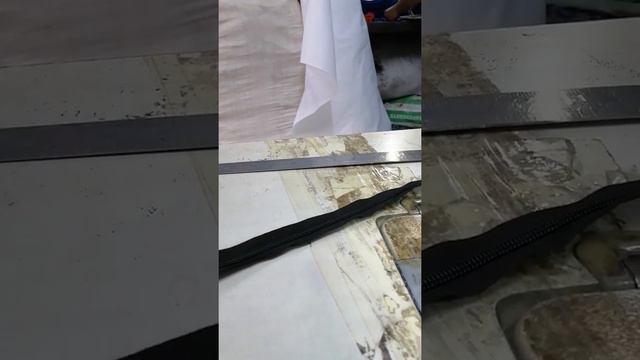 Non woven fabrics cort caver size 35*23. zipper cutting size 23 inches and zipper loop cutting. смотреть онлайн