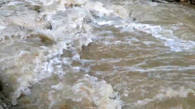 Вода течет по камням. Горная река после дождя смотреть онлайн