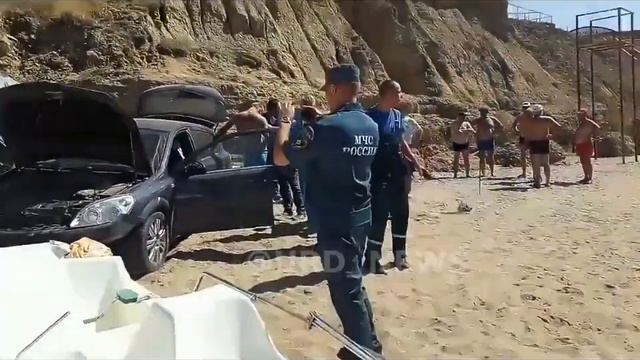 Падение легковушки с горы на пляже в Судаке смотреть онлайн