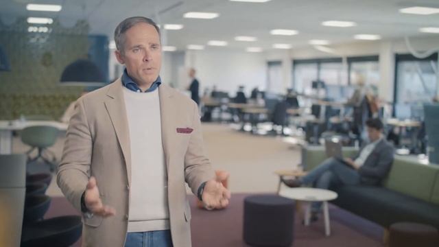 VOLVO CARS ADDS IN-CAR DELIVERY BY AMAZON KEY TO ITS EXPANDING RANGE OF CONNECTED SERVICES смотреть онлайн